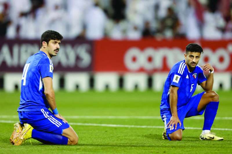 آثار الهزيمة من قطر بادية على لاعبي منتخب الكويت 	 (أ ف ب) 
