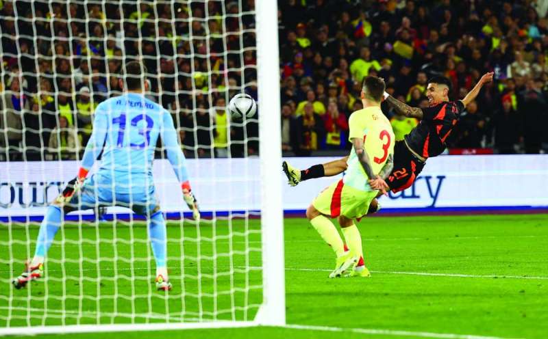 دانيال مونيوس مسجلاً هدفه في مرمى إسبانيا (رويترز)