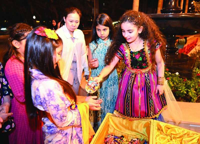 


أطفال خلال إحياء القرقيعان 