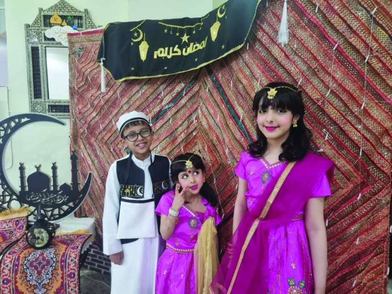 زينة والنيرة فهد ومحمد غانم يحتفلون بالقرقيعان 	 (تصوير أسعد عبدالله) 