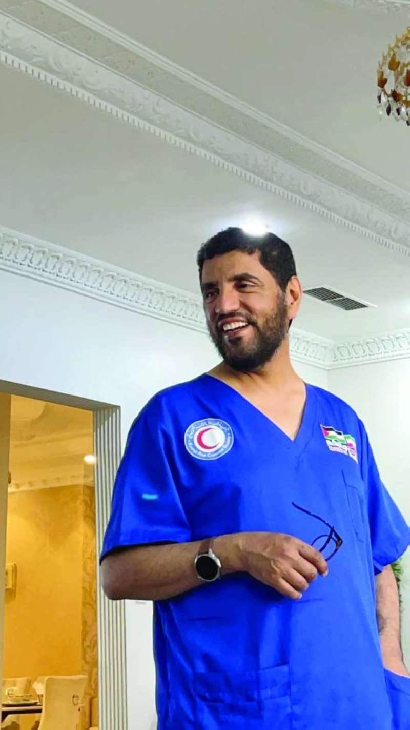 


الدكتور القويعان خلال تواجده في المستشفى الأوروبي في رفح 