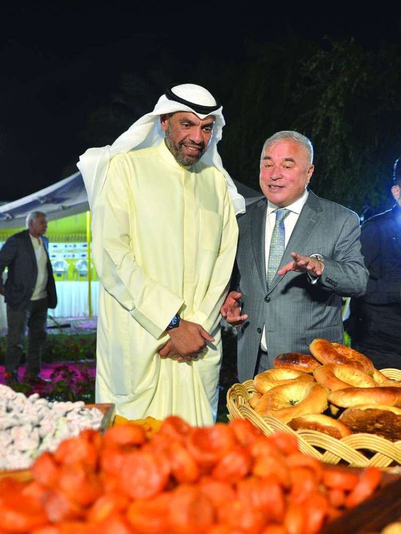 وزير الخارجية والسفير زبيدوف أمام الأطباق الطاجيكية 