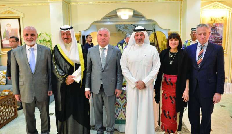 سالم الصباح ومبارك جابر العبدالله وسفيرا أميركا وأفغانستان	(تصوير سعود سالم) 