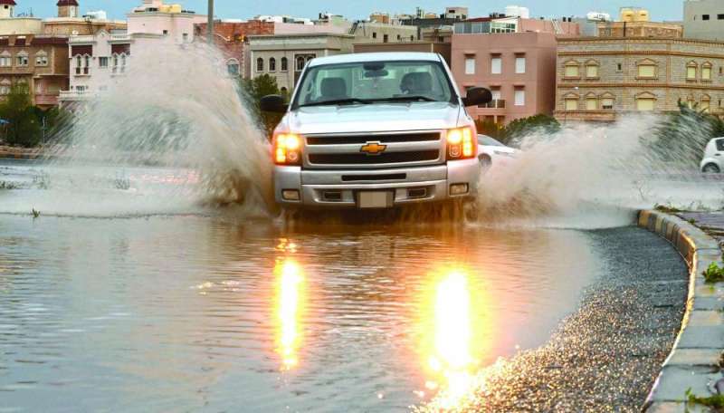 سيارة تمخر المياه في أحد الشوارع 