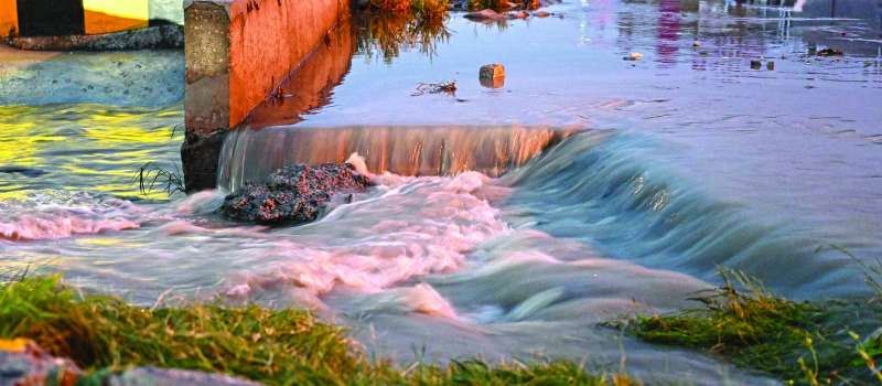 شلال صغير بفعل الأمطار 