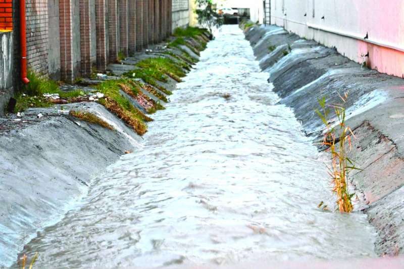 سيول من مياه الأمطار 	 (تصوير أسعد عبدالله) 