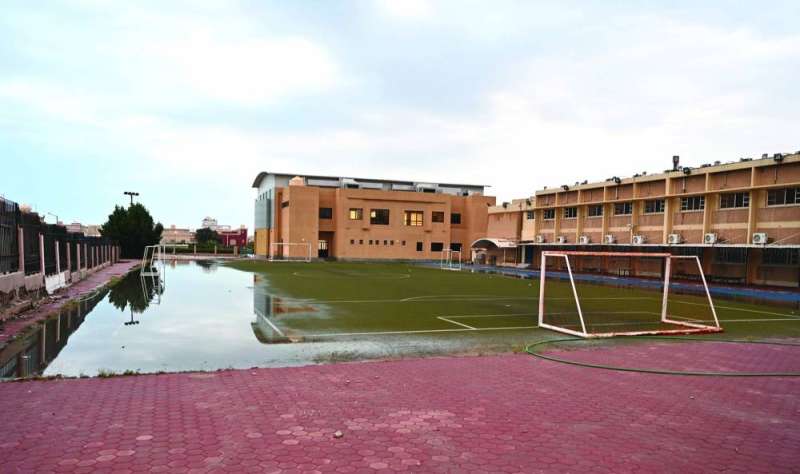 ملعب في إحدى المدارس تحوّل بركة ماء 