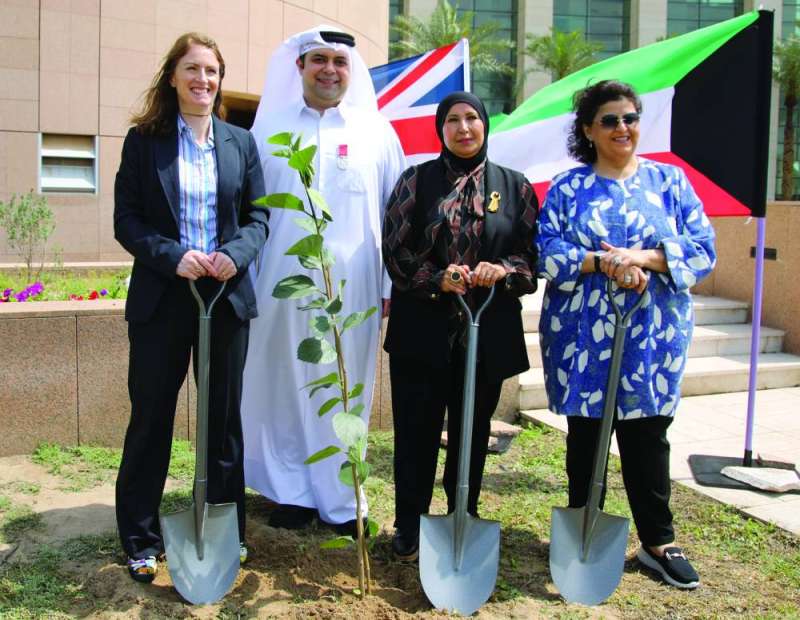  لقطة جماعية بعد زراعة الشجرة