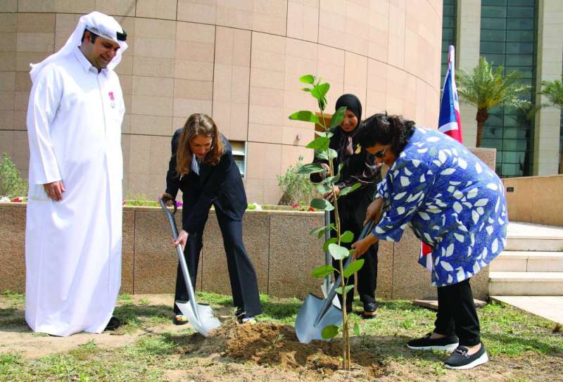 الشيخة هالة بدر المحمد الأحمد والسفيرة البريطانية والعازمي ودشتي خلال زراعة الشجرة 