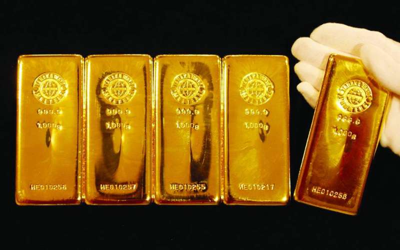 تراجع الدولار يدفع الذهب للارتفاع