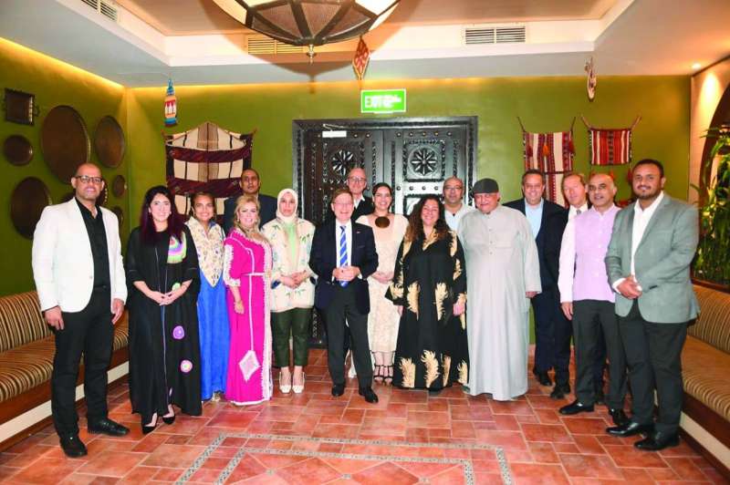 السفير الألماني متوسطاً ممثلي وسائل الإعلام 