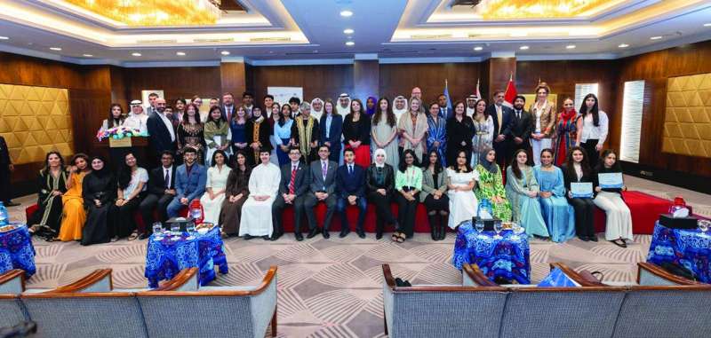 


السفراء والديبلوماسيون والمشاركون في برنامج «سفراء الشباب» 