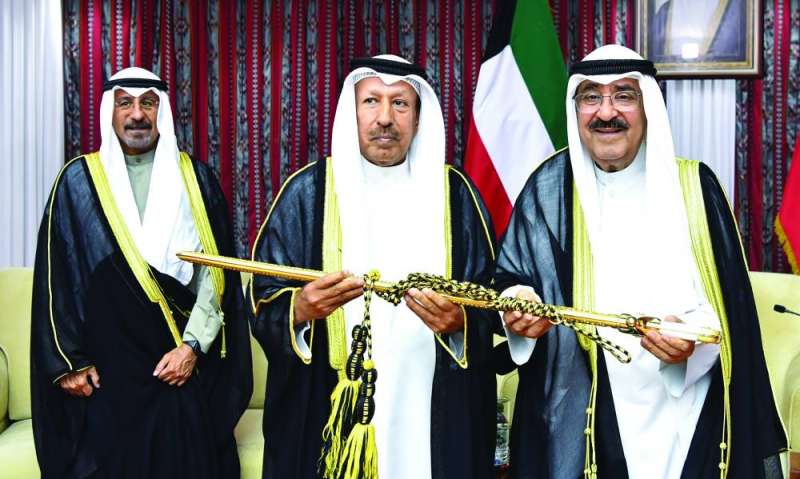 


الأمير متلقياً هدية تذكارية 