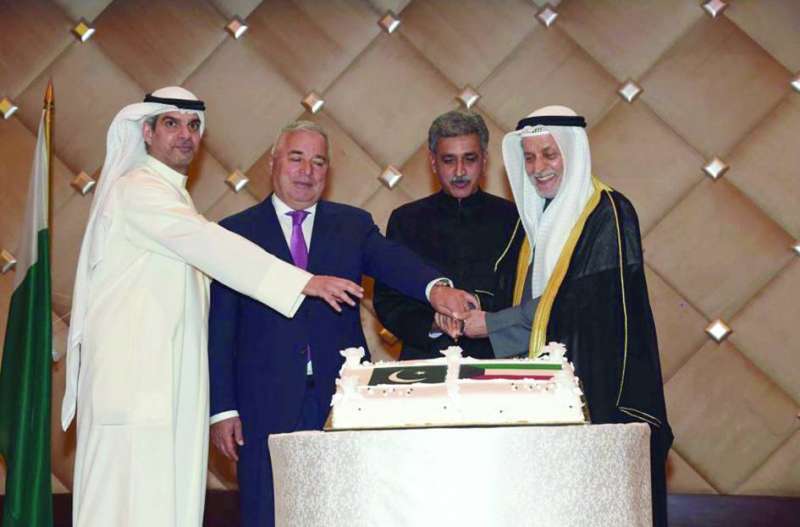 العتيقي مشاركاً السفير فاروق والياسين وزبيدوف قص قالب الحلوى 	 (تصوير نايف العقلة) 