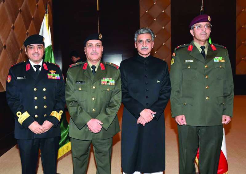 


اللواء الزايد والسفير فاروق وضابطان من الجيش 