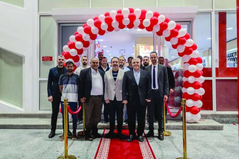 ديب مع فريق عمل الصالة 