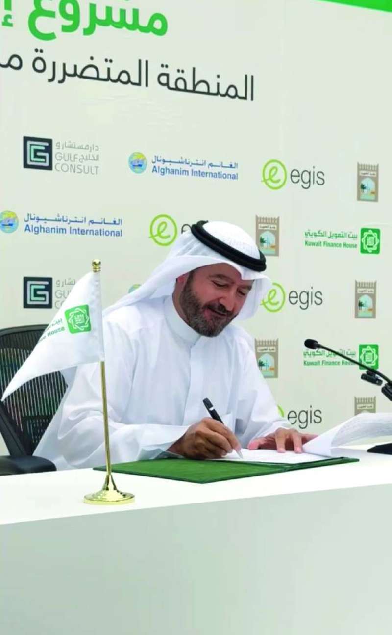 حمد المرزوق موقّعاً العقد 