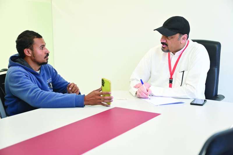 


سيد عبدالحكيم متحدثاً للزميل ناصر الفرحان	(تصوير أسعد عبدالله) 