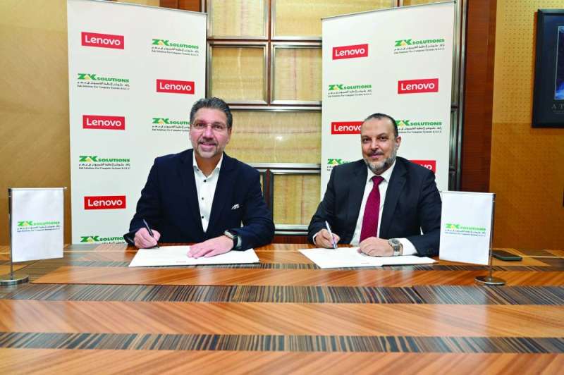 أشرف فتحي أبو الخير وجيوفاني دي فيليبو خلال توقيع الاتفاقية 