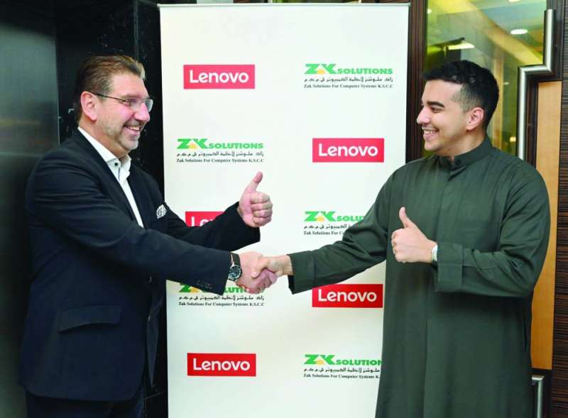 


عبدالرحمن أبو الخير وجيوفاني دي فيليبو بعد توقيع الاتفاقية 