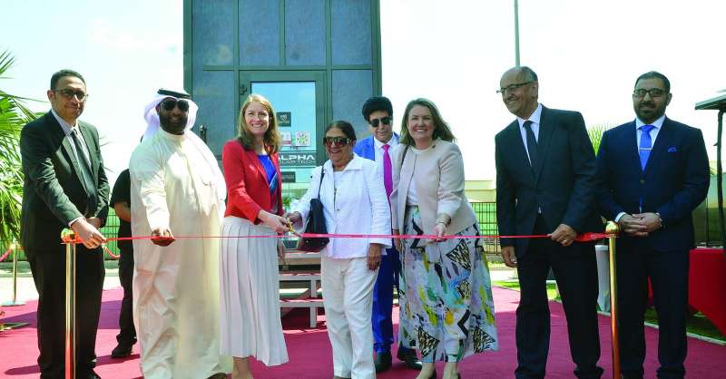 


 الملا والسفيرتان البريطانية والأسترالية وقيادات الكلية خلال قص شريط افتتاح المشروع	 (تصوير سعود سالم) 