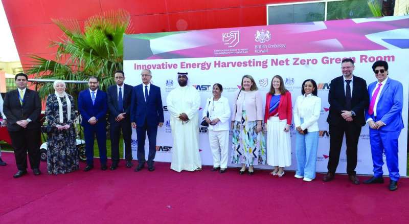 المشاركون في افتتاح المشروع أمام غرفة الطاقة المتجددة