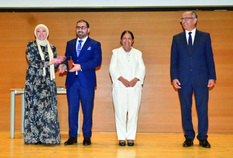 


تكريم أحد المشاركين في المشروع 