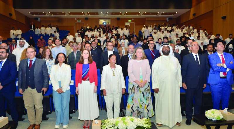 


الحضور وقوفاً خلال عزف النشيد الوطني 