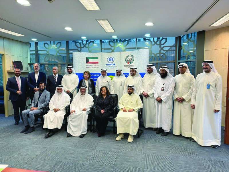 ربيعان وممثلي بيت الزكاة وجهات حكومية وأهلية (تصوير سعود سالم)