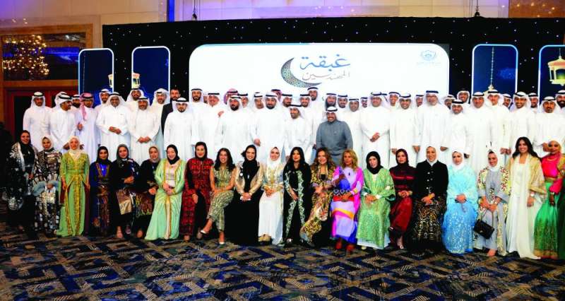  العتل متوسطا مجموعة من المهندسين والمهندسات المشاركين في الغبقة (تصوير سعود سالم)