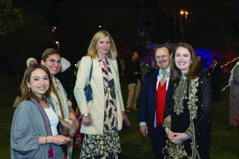 السفيرة البريطانية وزوجها يستقبلون ضيوف الغبقة