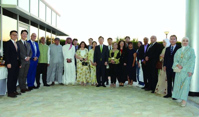 السفير الكوري مُتوسّطاً الإعلاميين وعدداً من أعضاء السفارة 