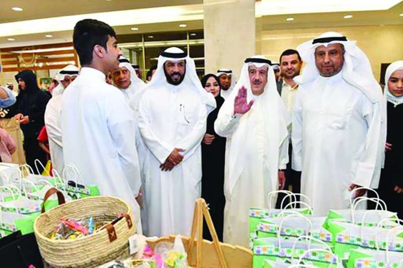 الوزير الغريب في جولته بالمعرض المصاحب للفعالية 