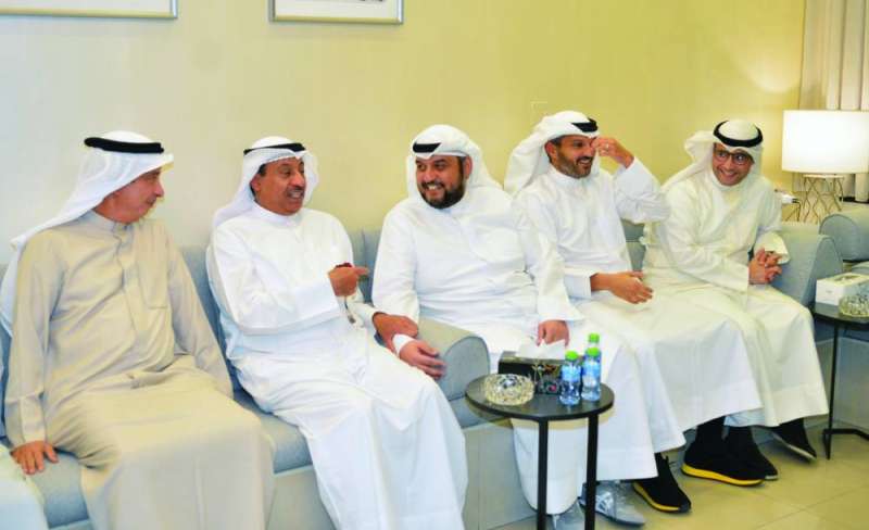 


الزميلان راشد العميري وخالد الساير مع سعد الهدية ود. يوسف الإبراهيم ود. عبدالعزيز العصيمي 