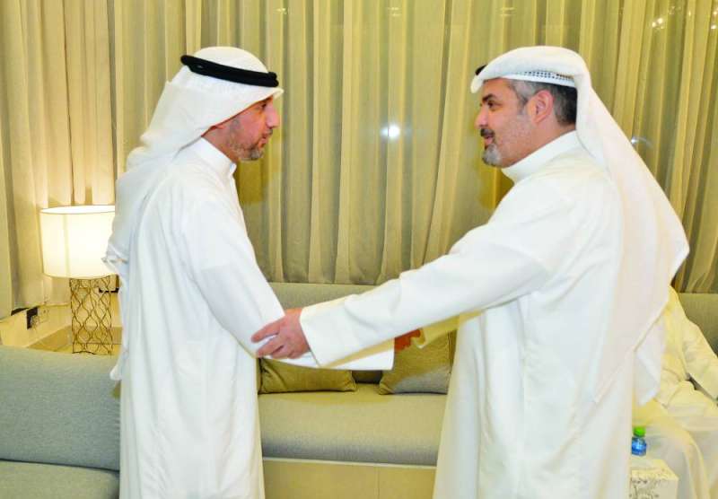 


أحمد الفارس مستقبلاً الزميل عثمان العثمان 