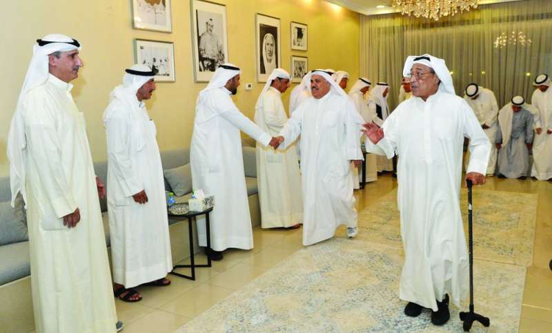 


ديوان الفارس مستقبلاً المهنئين	 (تصوير سعود سالم) 