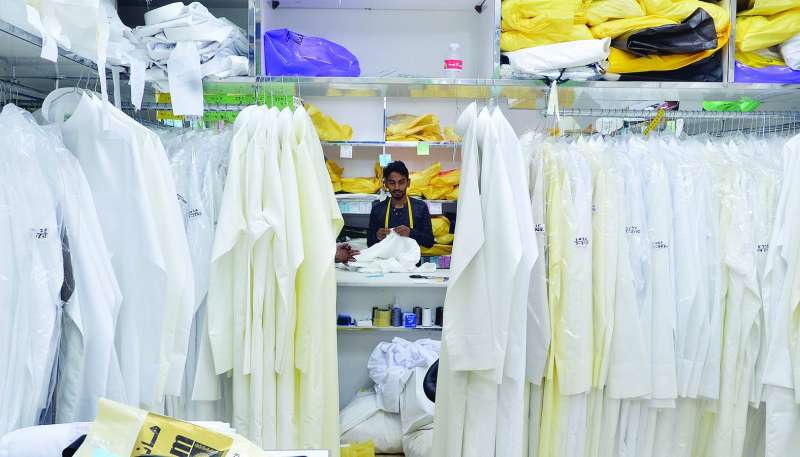 


أزمة في تسليم «الدشاديش» في المواعيد المطلوبة 	 (تصوير سعود سالم) 