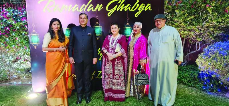 السفير الهندي متوسطاً هالة البدر وقرينته وأحلام كمال والزميل خالد الشرقاوي