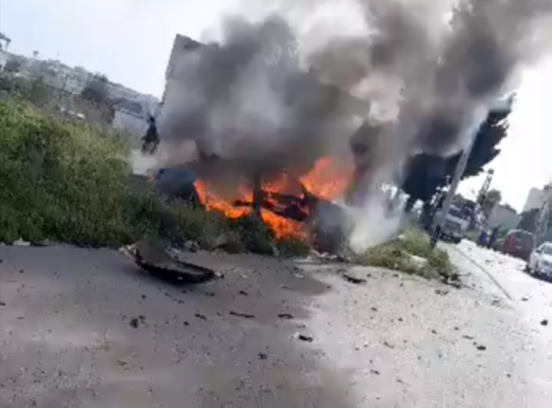 النار تلتهم سيارة القيادي نعيم بعد غارة إسرائيلية في البازورية