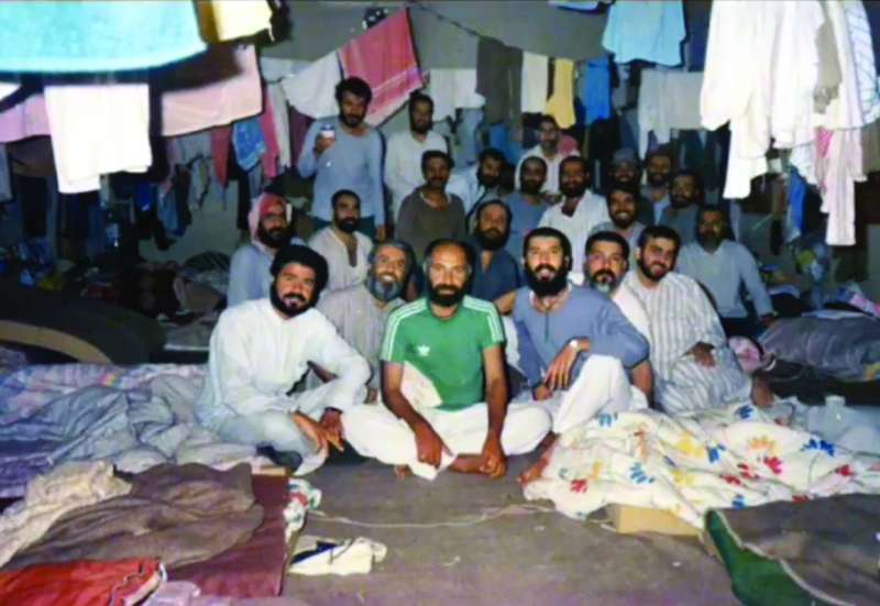 


صورة للأسرى بكاميرا الراحل 