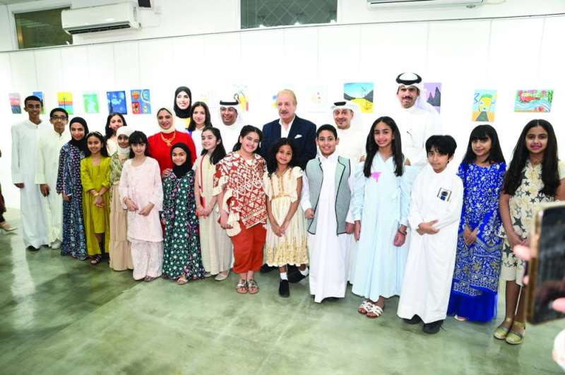 


المنصور وثلاب مع الموهوبين الصغار 	(تصوير نايف العقلة) 