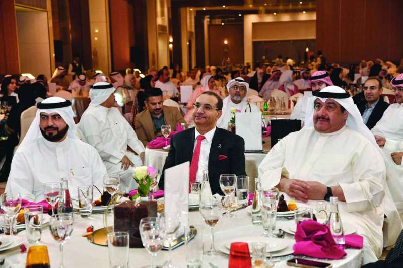 


الدكتور رفعت حليم متوسطاً الدكتور عمر السيد والدكتور وليد الشمري 