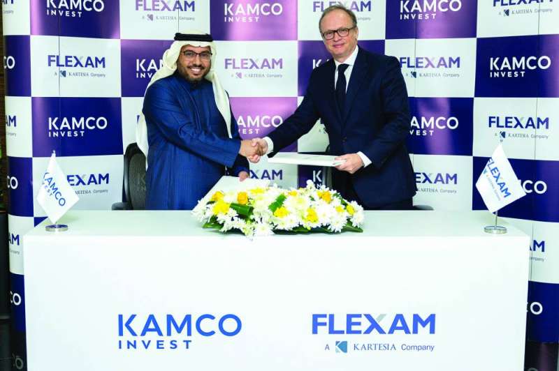 


محمد الفارس وفابريس فرايكين يتبادلان وثيقة الاتفاقية 