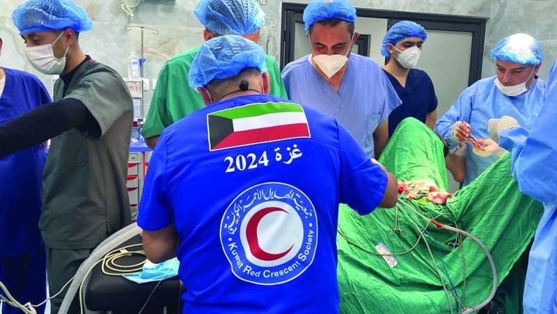 فريق جراحي كويتي أثناء عمله في القطاع	 (أرشيفية) 