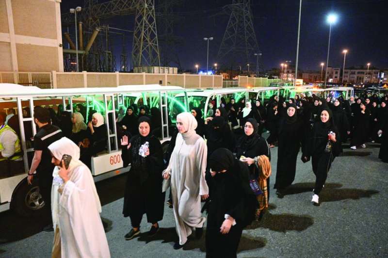  إقبال من النساء على الصلاة