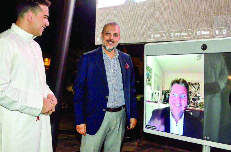  أشرف أبو الخير وعبدالرحمن أبو الخير يتابعان كلمة جيوفاني خلال الغبقة عبر تقنية الكونفرانس