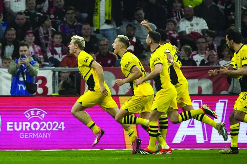 لاعبو بوروسيا دورتموند يحتفلون بهدف يوليان رايرسون 