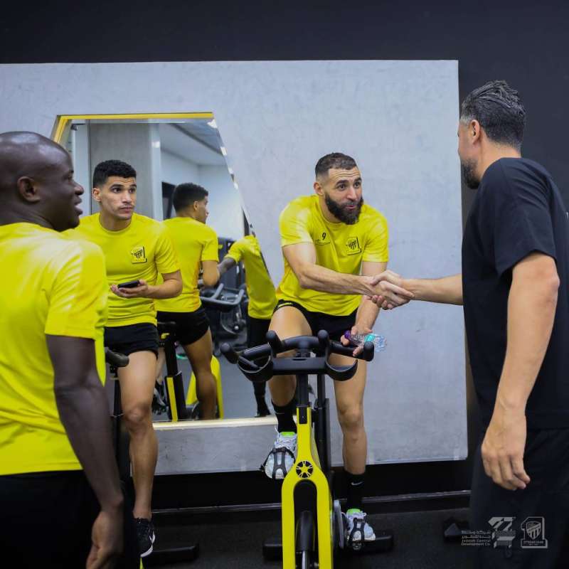 بنزيمة خلال تدريبات الاتحاد