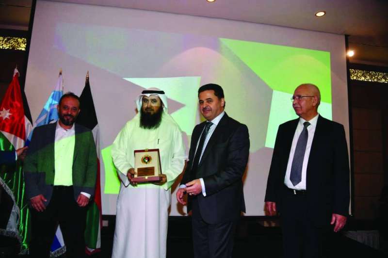 العتل متسلّماً درعاً تذكارية