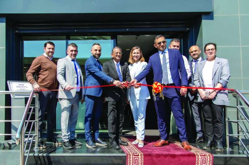 


قص شريط الافتتاح 